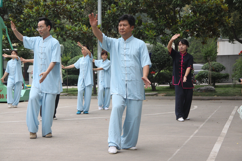聘請陳式太極拳知名教練教學，開展太極拳興趣小組活動。